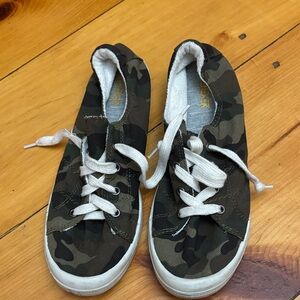 Beneker Women's Camouflage Sneakers with White Laces
